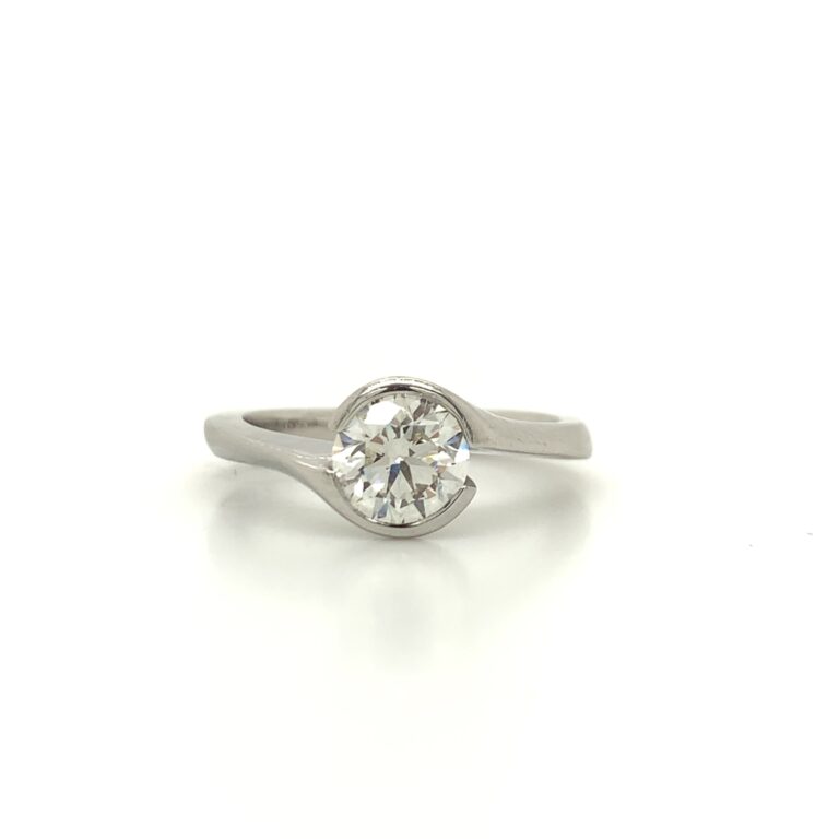 Belle &ndash; Wrap-around Semi-Bezel Solitaire Ring