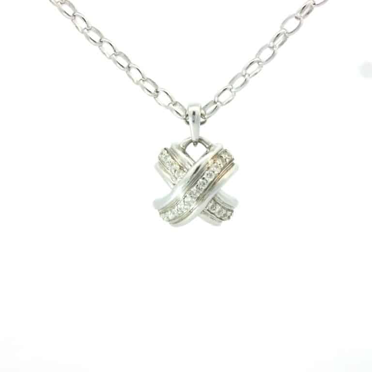 Silver necklace with intertwined pendant